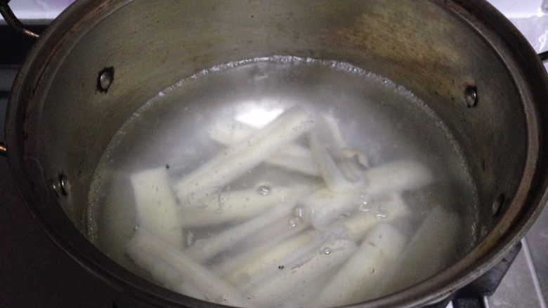 茄汁素“排骨”,锅内加水烧开,倒入藕条焯水至断生,入凉水中过凉捞出控水
