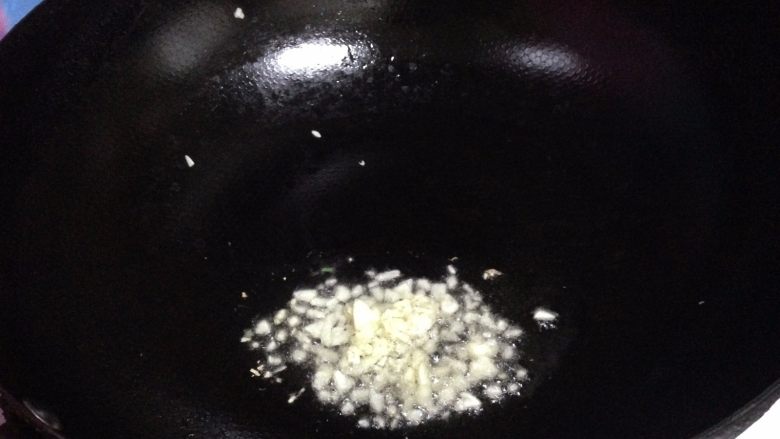 茄汁素“排骨”,热锅凉油炒香蒜碎
