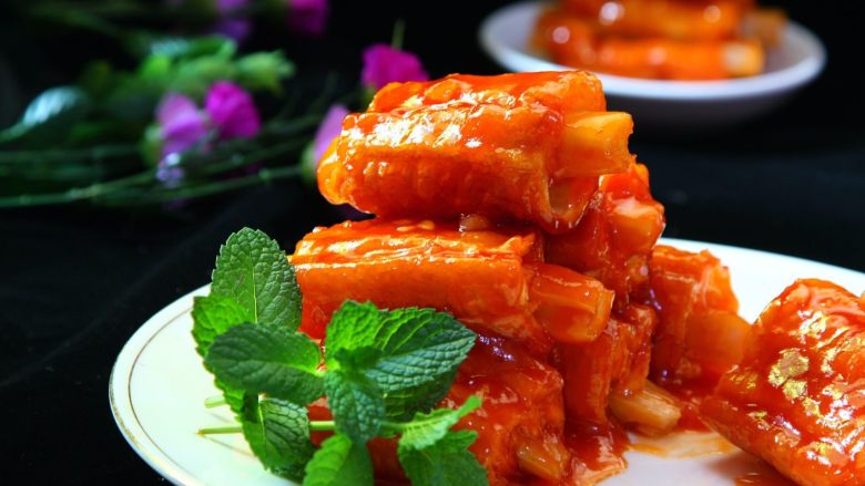 茄汁素“排骨”,表面撒香葱碎装饰(我忘了撒了)