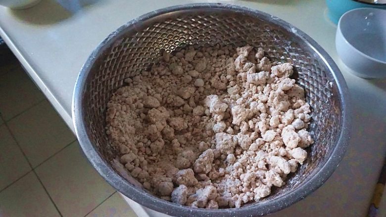 蜜豆松糕,拌至粉和水混全混合,混合好粉会有些结块,用手将小块搓松散