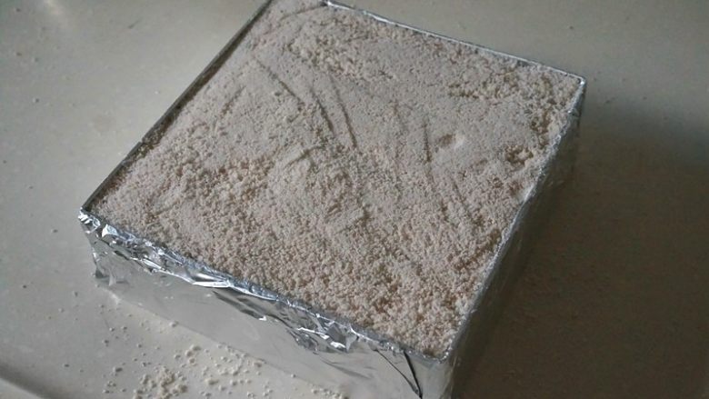 蜜豆松糕,交替直至全部放完,用刮板将表面刮平