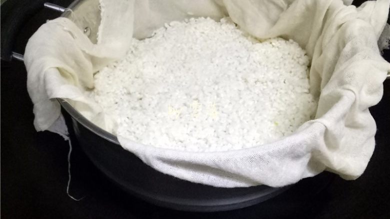腊肉糯米丸子,开水上锅,蒸10分钟左右;