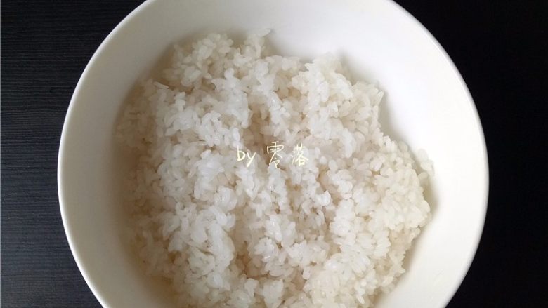 腊肉糯米丸子,将蒸好的糯米饭倒进大一点的容器里;
