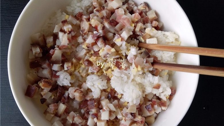 腊肉糯米丸子,放入腊肉,姜末,蛋液;