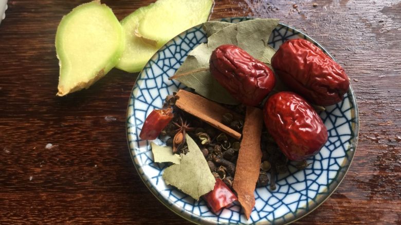 肉蟹煲,准备一个料包(材料外):桂皮、八角、香叶、红枣、干辣椒和姜片