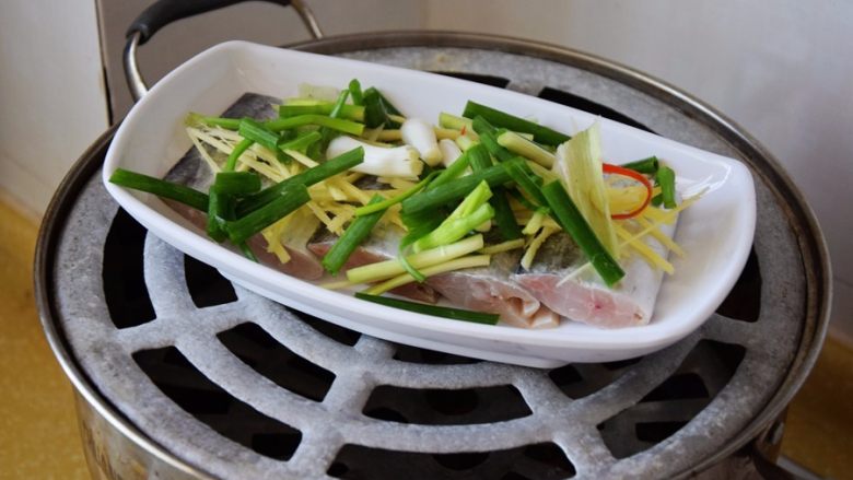 清蒸带鱼,蒸锅水烧开后,将鱼入蒸锅;