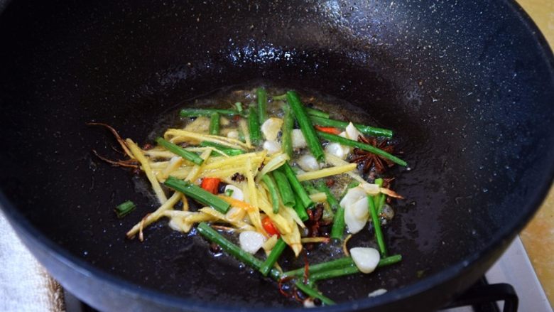 红烧带鱼,作料中小火炒出香味；
