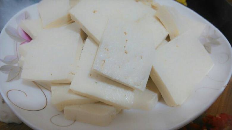 红烧豆腐,先把<a style='color:red;display:inline-block;' href='/shicai/ 465'>豆腐</a>切块，厚度掌握好哦，