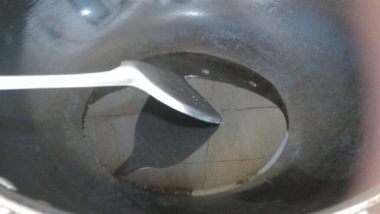 红烧豆腐,把锅洗净，烧干放油，稍微多放一点 ，烧热开始煎豆腐。