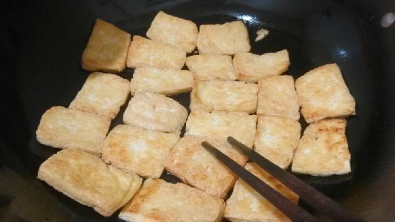 红烧豆腐,把豆腐一块一块放进油锅，一面煎黄后翻面，来回翻。把握时间，需要守着煎，直至金黄，呵呵