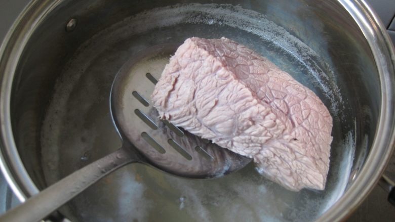 鲜族冷面:冰凉爽口.夏之美味,肉用开水焯一下,去除杂质和血水,捞出,将锅里的水倒掉不要。