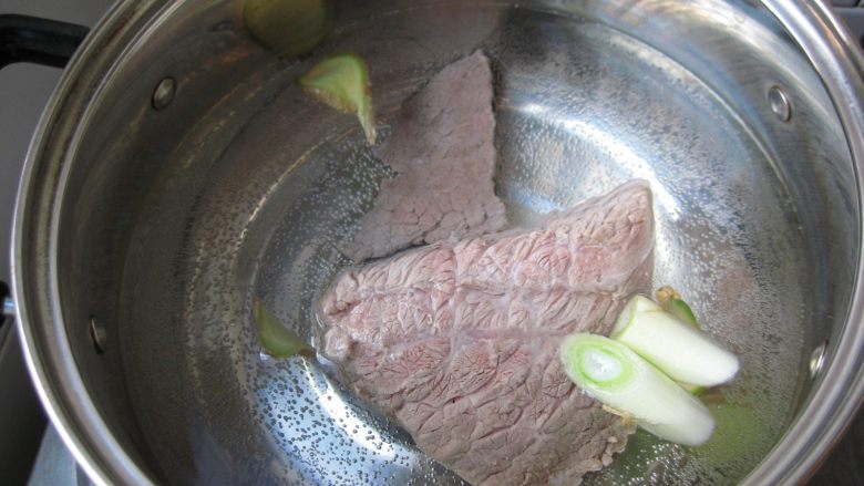 鲜族冷面:冰凉爽口.夏之美味,放入焯好的牛肉,盖上盖子,大火烧开。