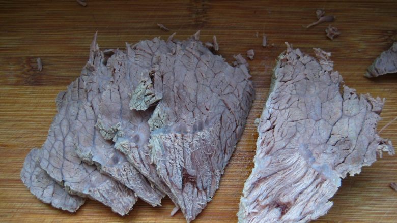 鲜族冷面:冰凉爽口.夏之美味,捞出牛肉,切片备用。