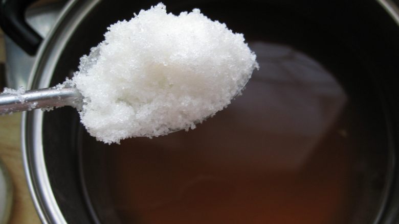 鲜族冷面:冰凉爽口.夏之美味,加糖。(如果喜欢,可以加点牛肉粉进去)