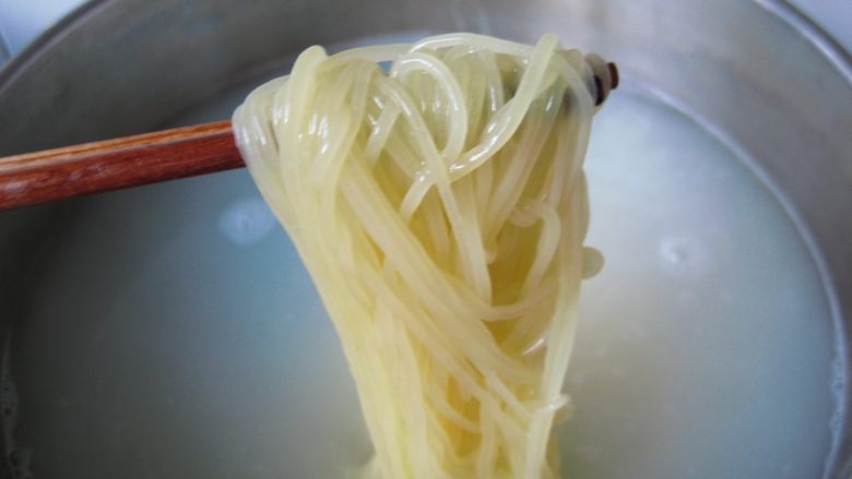 鲜族冷面:冰凉爽口.夏之美味,面条煮熟后呈透明状,不可煮的时间太长,以免过于软烂影响口感。