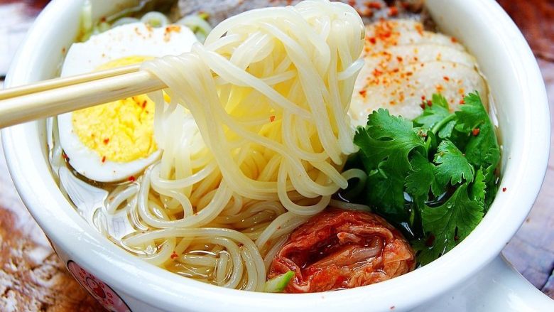 鲜族冷面:冰凉爽口.夏之美味,撒上适量辣椒粉,就可以吃了。冰凉爽口,夏之美味。