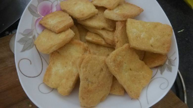 红烧豆腐,煎好后用碗盛好。