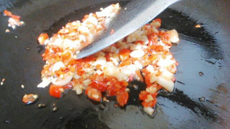 红烧豆腐,另起油锅，放适量油烧热，爆炒辣椒和<a style='color:red;display:inline-block;' href='/shicai/ 2795'>蒜头</a>