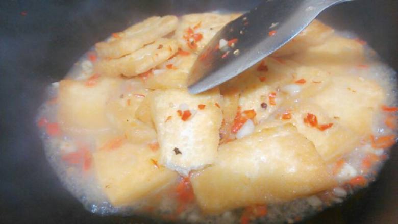 红烧豆腐,倒入煎好的豆腐进油锅翻炒一下，放盐，放少量水煮一到两分钟，这样入味。