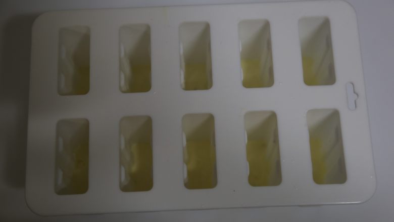 芒果青柠雪糕,把青柠淡奶油用裱花袋挤入模具内,放冰箱冷冻半小时