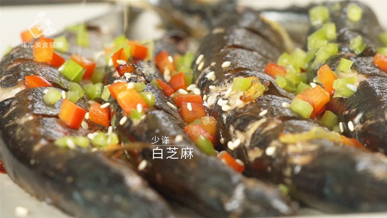 香煎秋刀鱼,在家也能做出的美味日料,加入少许白芝麻