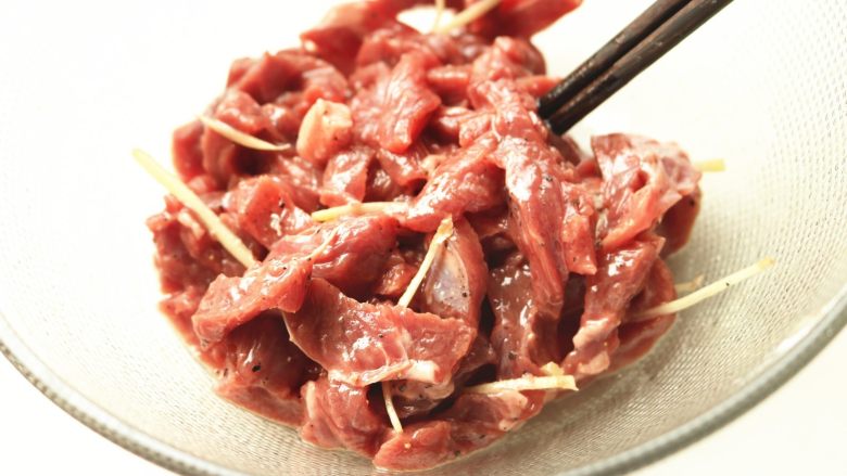 黑椒牛柳,拌匀,腌制20分钟。