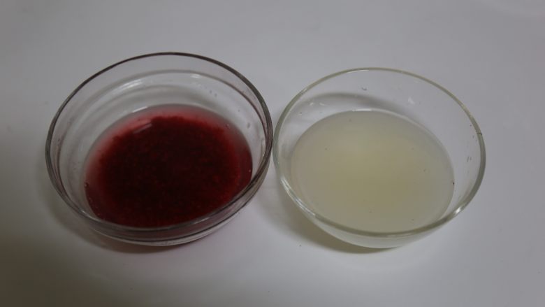 荔枝树莓布丁,200ML<a style='color:red;display:inline-block;' href='/shicai/ 5508'>鸡尾酒</a>平均分开和树莓果酱,荔枝汁混合均匀,再倒入吉利丁液混合均匀成布丁液