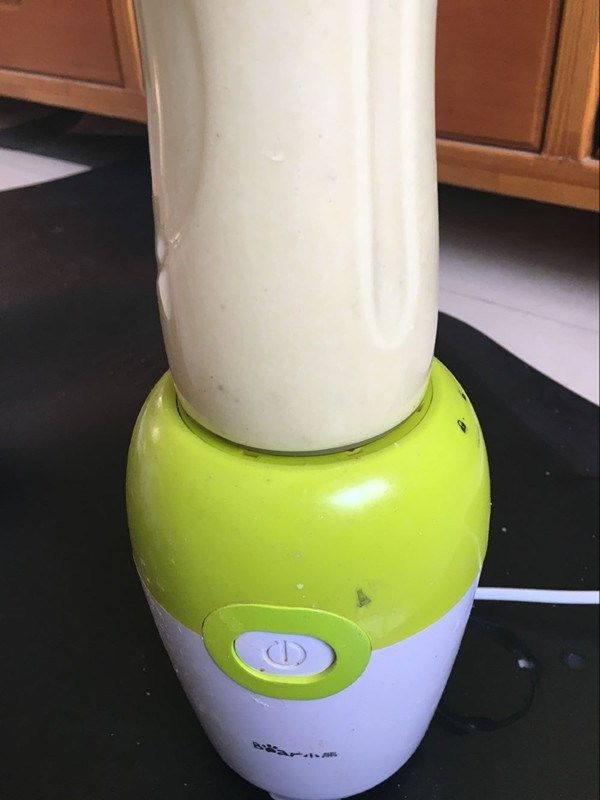【香蕉蓝莓雪糕】冰爽一夏,用小熊果汁机打碎,打的比较均匀细腻就可以了
