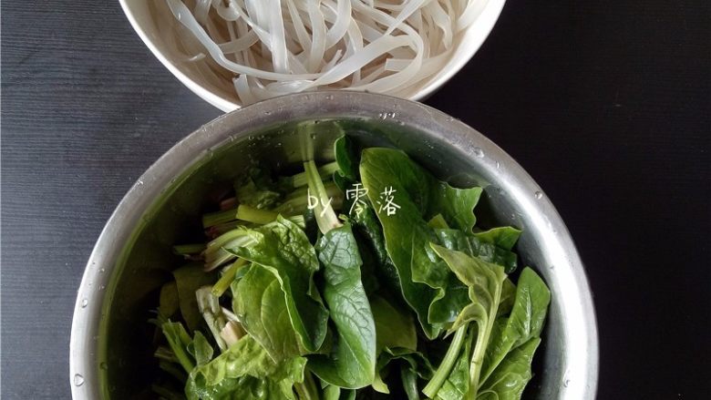 菠菜拌粉条,菠菜切长段;粉条沥干水分待用;
