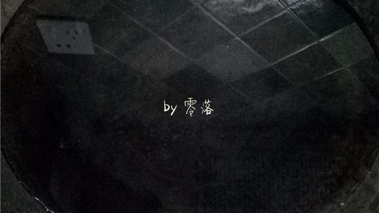 菠菜拌粉条,锅里倒入清水烧开;