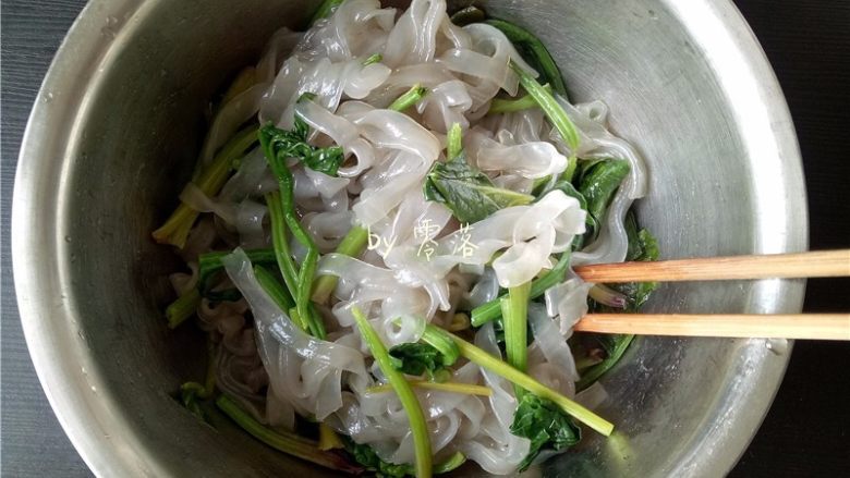 菠菜拌粉条,将粉条,菠菜混合;