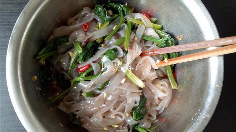 菠菜拌粉条,将调料同食材混合,搅拌均匀;