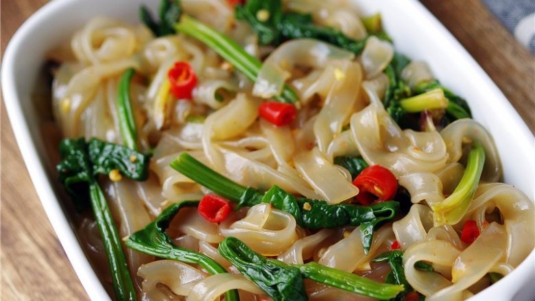 菠菜拌粉条,盛入碗里,开吃!
