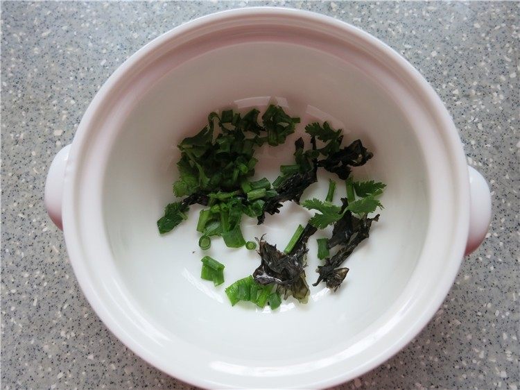 鲜虾鸡汤馄饨,碗里放入少许的香菜和葱花、紫菜