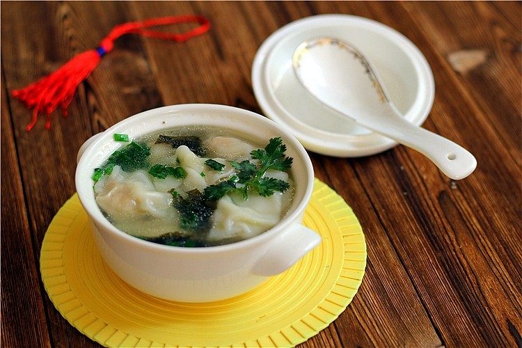 鲜虾鸡汤馄饨,煮好的馄饨加入到汤碗里,一碗鸡汤馄饨带着暖暖的鲜香打开您的味蕾。