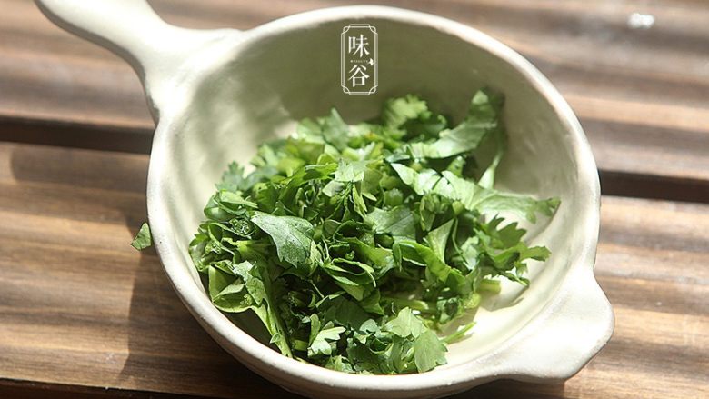 凉拌西瓜皮,<a style='color:red;display:inline-block;' href='/shicai/ 131'>香菜</a>洗干净切成碎;