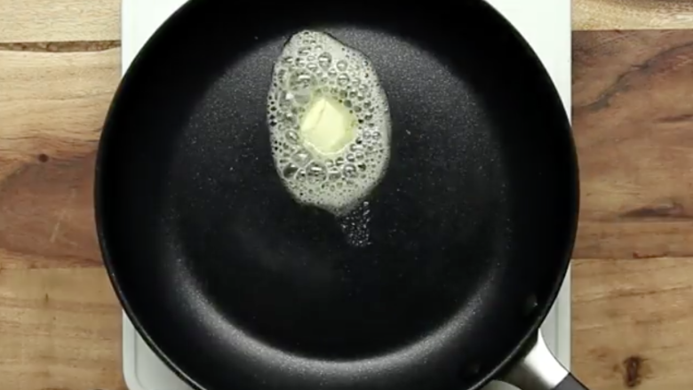 厨房老湿,快速做草莓法式吐司,放入黄油一小块。问:一小块多大?
答:你做了那么多次饭,这点程度都不会把握嘛?
问:真的不知道怎么把握?哀求
答:你不用做了,我给你做一辈子