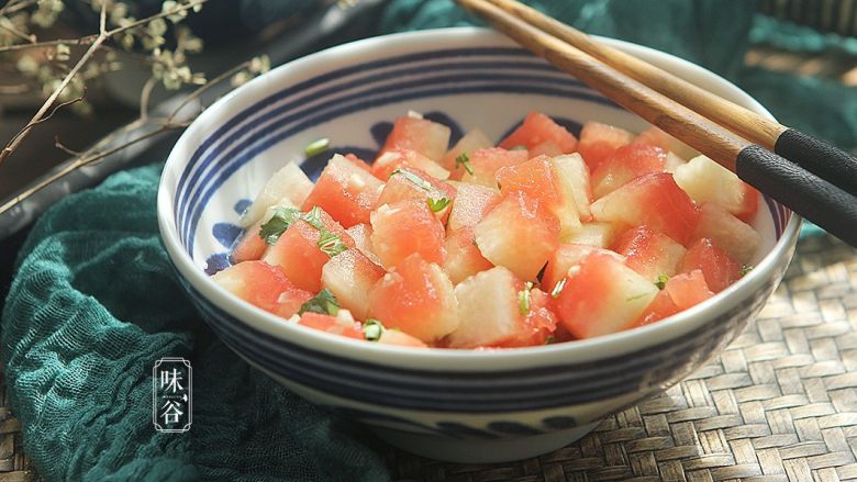 凉拌西瓜皮,习惯性来张特写,诱惑下亲们的味觉!