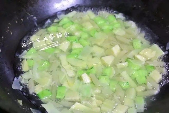 冬笋高汤蔬菜面—鲜美清淡,加入空心管面、黄瓜丁一起煮。小火慢煮10分钟左右,直至面煮熟。
🍲tips:面选你喜欢的就好。空心面提前泡了下,后来没泡煮了一次,感觉宝宝