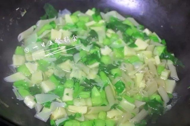 冬笋高汤蔬菜面—鲜美清淡,面煮好后,加入焯过水的菠菜。再稍微烫下就关火吧。