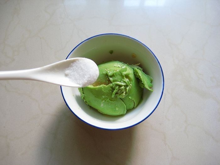 牛油果紫菜包饭:适合夏季的高营养清爽主食,2. 加入盐拌匀。