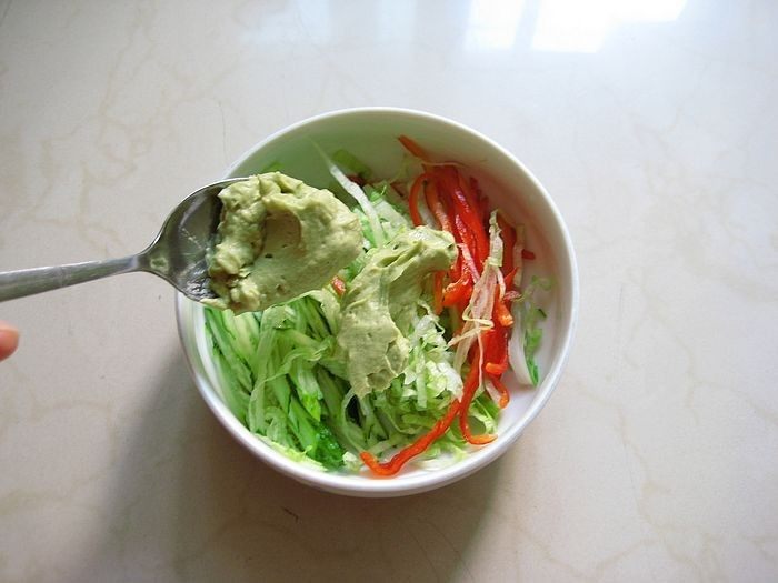 牛油果紫菜包饭:适合夏季的高营养清爽主食,5. 将蔬菜丝放入容器中,加入牛油果沙拉酱。