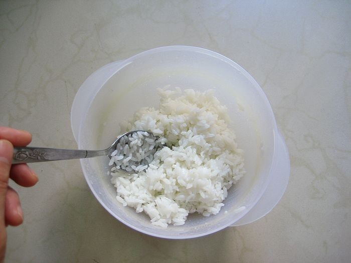 牛油果紫菜包饭:适合夏季的高营养清爽主食,8. 用勺子搅拌均匀。