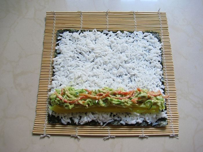 牛油果紫菜包饭:适合夏季的高营养清爽主食,11. 在一端码上寿司萝卜和牛油果酱拌好的蔬菜。