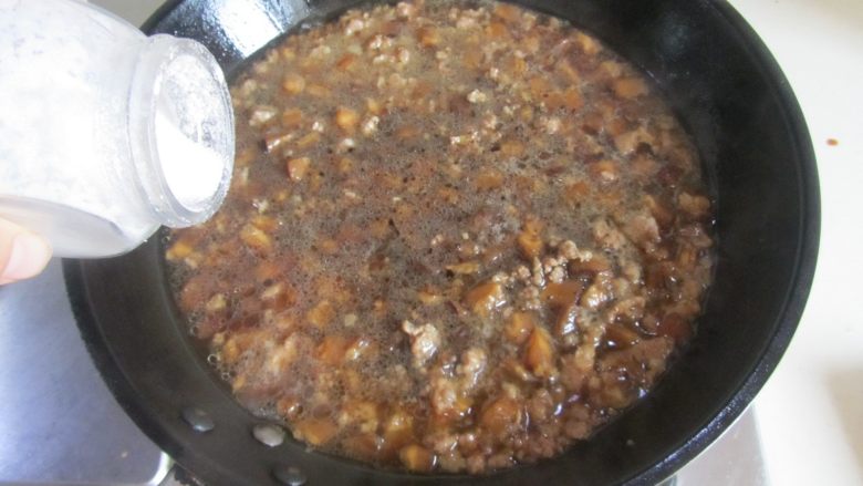 肉末香菇烧麦(饺子皮版),加入适量的盐和<a style='color:red;display:inline-block;' href='/shicai/ 720'>胡椒粉</a>调味, 煮好后即可盛入碗中;