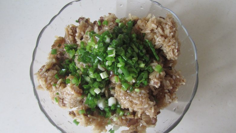 肉末香菇烧麦(饺子皮版),再放入适量的香葱末;