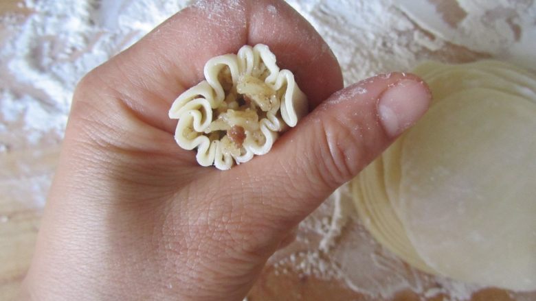 肉末香菇烧麦(饺子皮版),将上面的封口用虎口捏紧;