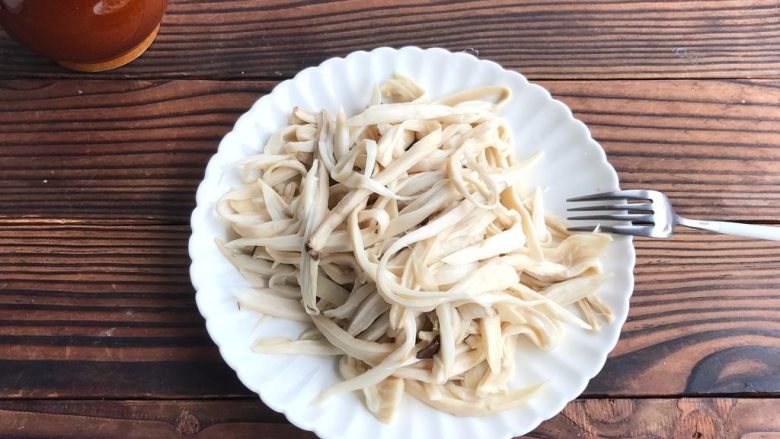 凉拌杏鲍菇 ,盛出后晾凉后取出均匀撕成丝。这里有个心得：用洁净叉子作为辅助工具，操作起来更得心应手，而且成品也更漂亮

