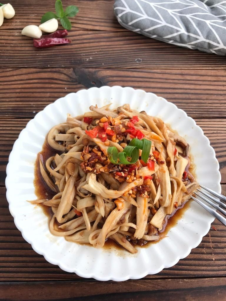 凉拌杏鲍菇 ,还可以按照个人喜欢变换出多种品味~