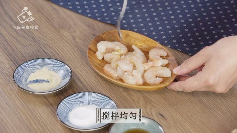 夏至吃什么?消暑养颜必推虾仁炒丝瓜,搅拌均匀